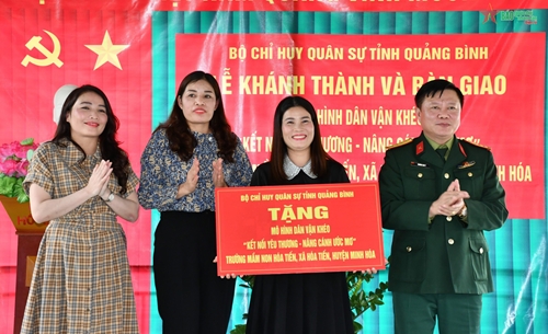 Bộ Chỉ huy Quân sự tỉnh Quảng Bình tặng mô hình dân vận khéo “Kết nối yêu thương-Nâng cánh ước mơ”